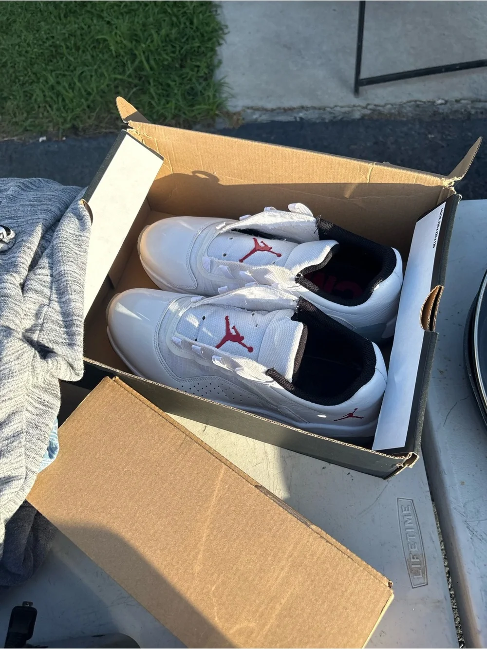 Nike Men’s White and Red Low-Top Sneakers